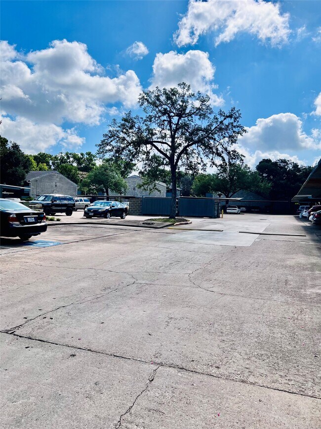 Building Photo - 9797 Leawood Blvd