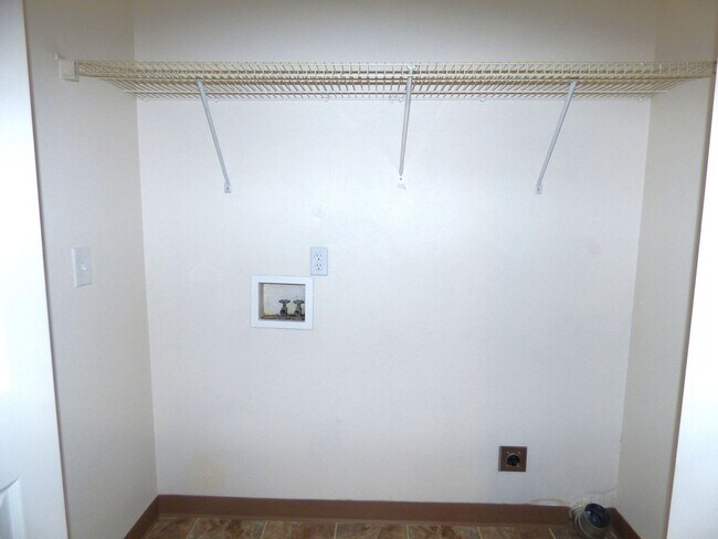 Building Photo - Rent Special: FREE September's Rent!! Second Floor 3 Bedroom apartment