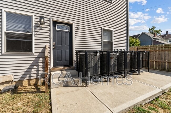 Building Photo - 118 N State Ave