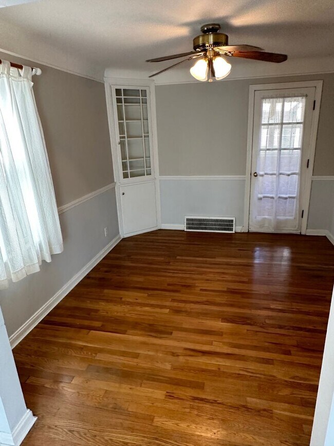 Building Photo - Gorgeous 3 bd, 2 bath South Euclid Home Awaits!