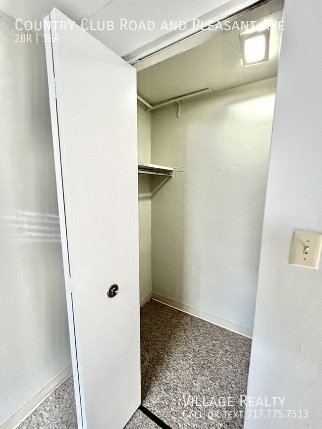 Building Photo - Roomy, remodeled 2-bed w/ on-site laundry ...