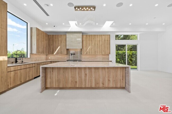 Building Photo - 16851 Encino Hills Dr