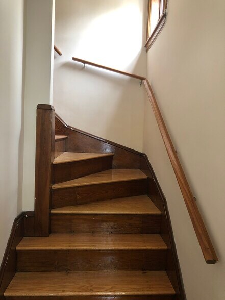 Main entrance - 142 Glendale St