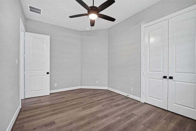 Building Photo - 2600 Golden Palms Ln