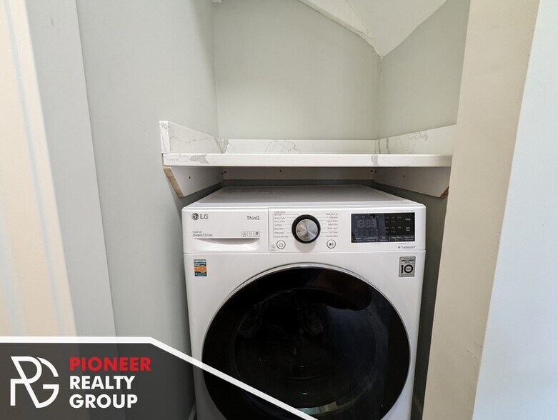 Building Photo - 454 W Barry Ave