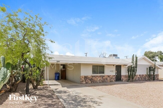 Building Photo - 1007 W 10th St