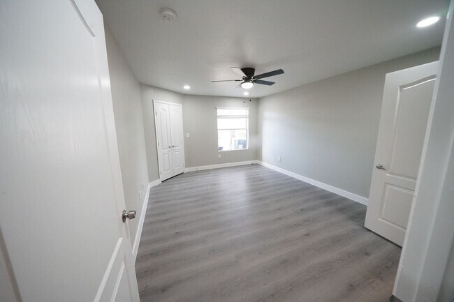 Building Photo - SHOWINGS AVAILABLE NOW