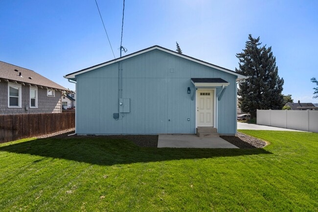 Building Photo - NEWLY RENOVATED 2 BEDROOM HOME.