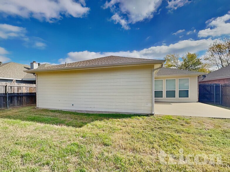 Building Photo - 1643 Hillside Dr