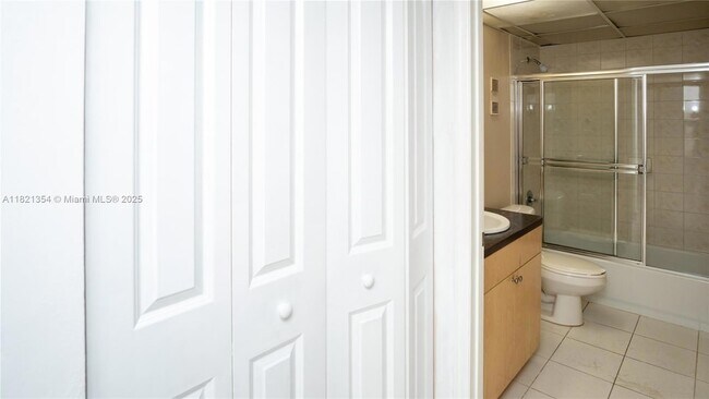 Building Photo - 10090 NW 80th Ct