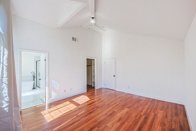 Building Photo - Fully Renovated 4 Bed/3.5Bath Home with Garage + Private Yard