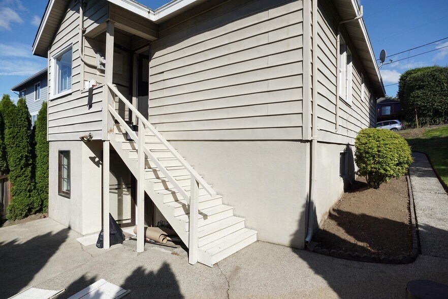 Building Photo - 329 Renton Ave S