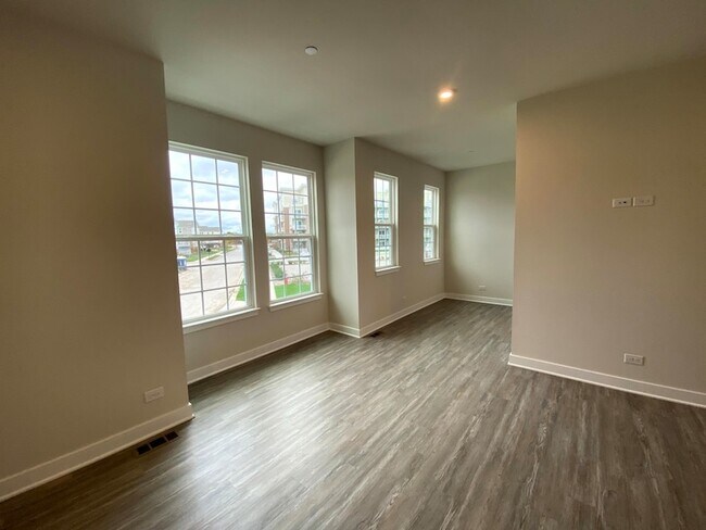 Building Photo - 772 Weller Dr