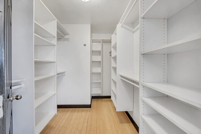 Building Photo - 8913 N Pine Hollow Dr