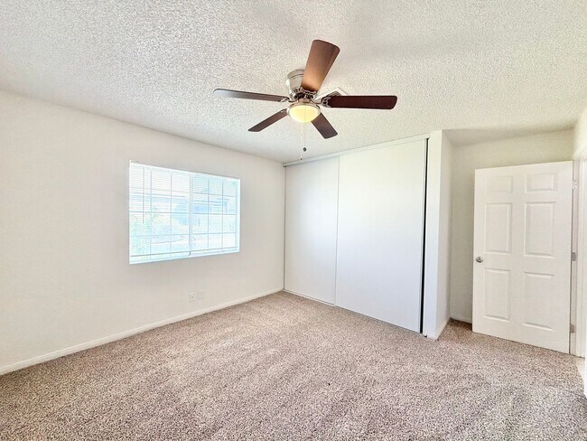 Building Photo - AVAILABLE NOW!! 2 Bedroom 1 Bathroom Apartment in Cathedral City!