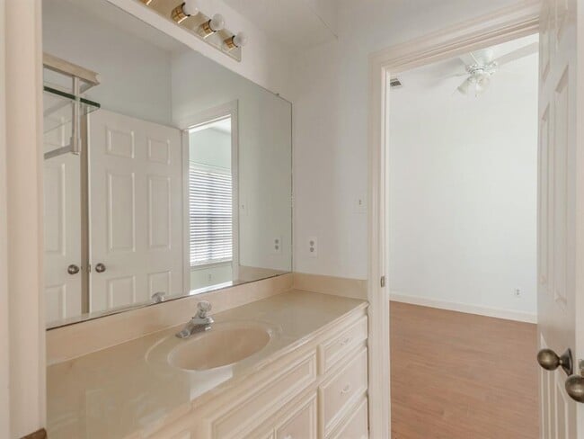 Building Photo - 33 Sweetleaf Ct