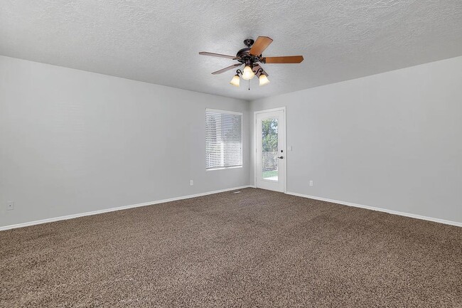Building Photo - Spacious 3-Bedroom Home with Incredible Garage & Prime Location!