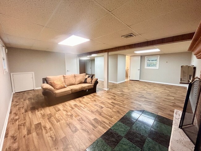 Building Photo - Spacious 4-Bedroom Home with Large Yard & Garage!