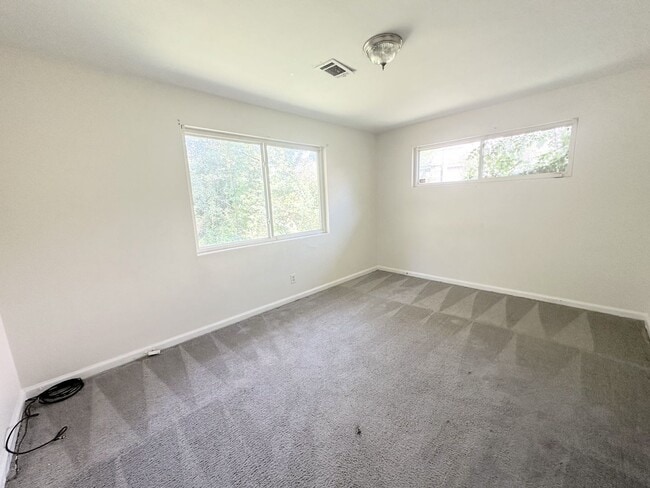 Building Photo - Cozy 3 bedrooms with charming kitchen upda...