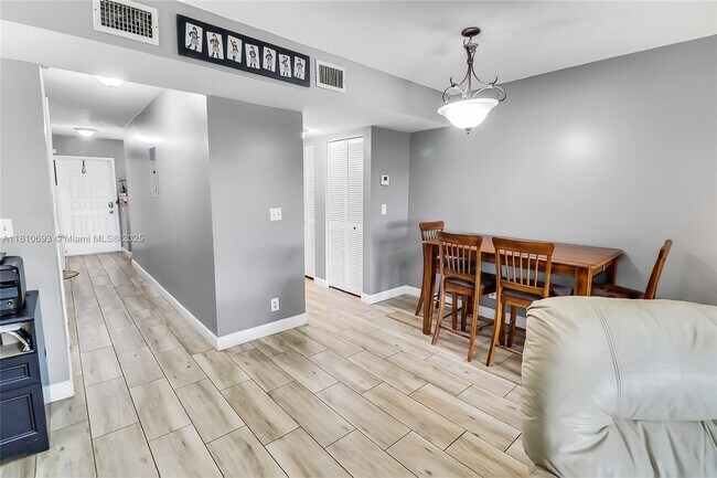 Building Photo - 9891 Riverside Dr