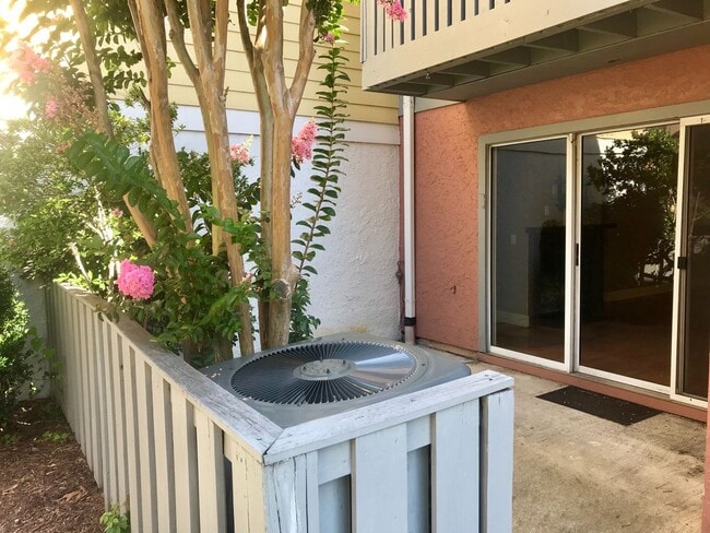 Building Photo - 2-Story Townhome WALKING DISTANCE TO THE BEACH! COMMUNITY POOL!