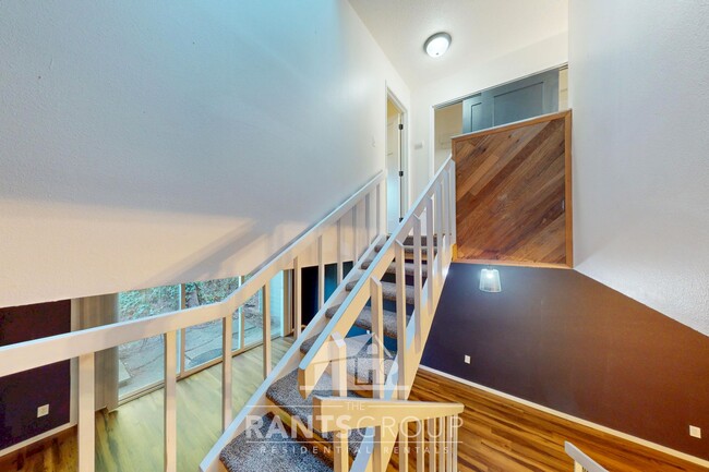 Building Photo - Lovely and spacious townhouse with a 1-car...