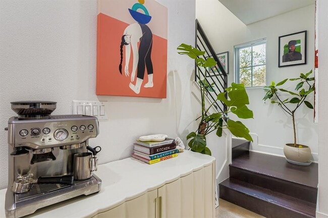 Building Photo - 1213 Eleanor St