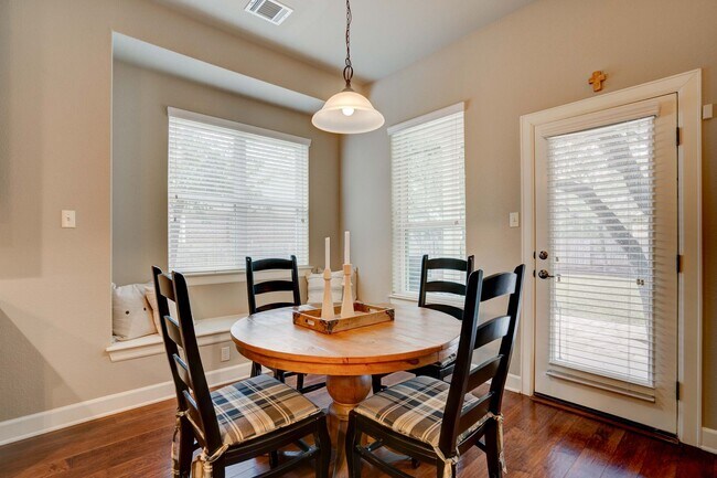 Building Photo - Beautiful 4 Bedroom, 3.5 Bathroom Home with Garage & Private Backyard