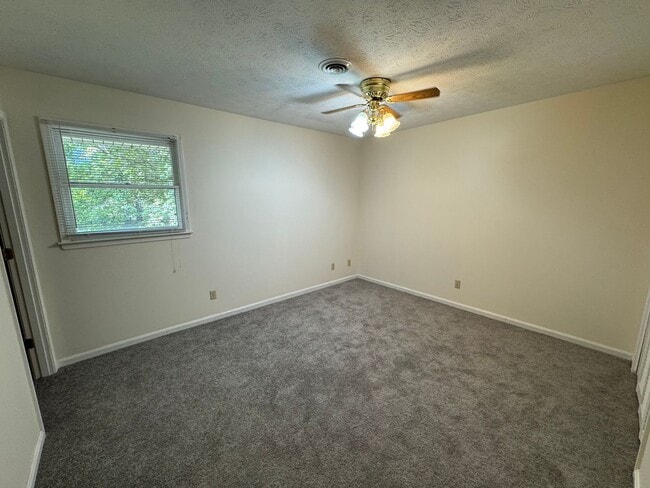 Building Photo - Lone Oak House