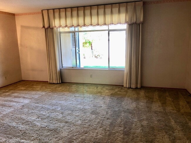 Building Photo - $1,950 First & Gettysburg, 3 bedroom home ...