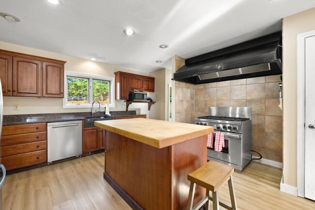 Building Photo - 31 Moulton Ave