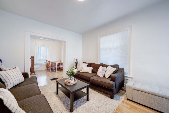 Building Photo - Ultimate 6-Bedroom House with Spacious Liv...