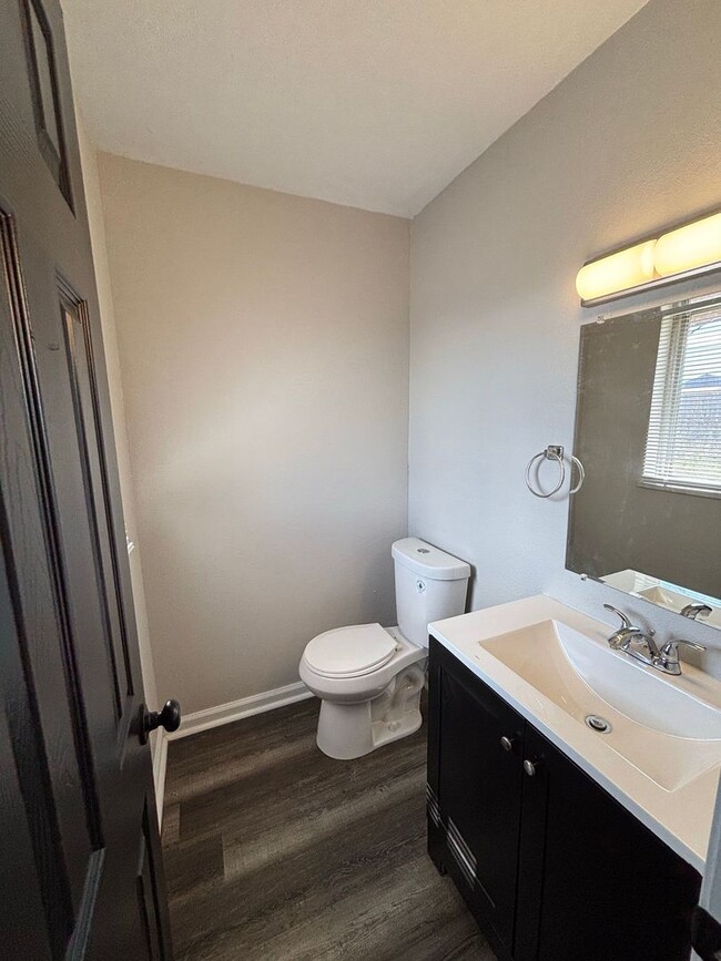 Building Photo - 1800 Fairlane-Move In Ready!