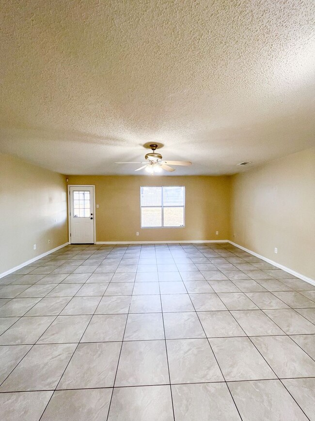 Building Photo - Available NOW!!!! Beautiful 4 bedroom, 2 b...