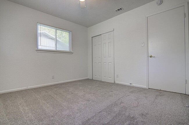 Building Photo - 8803 Brookfield Dr