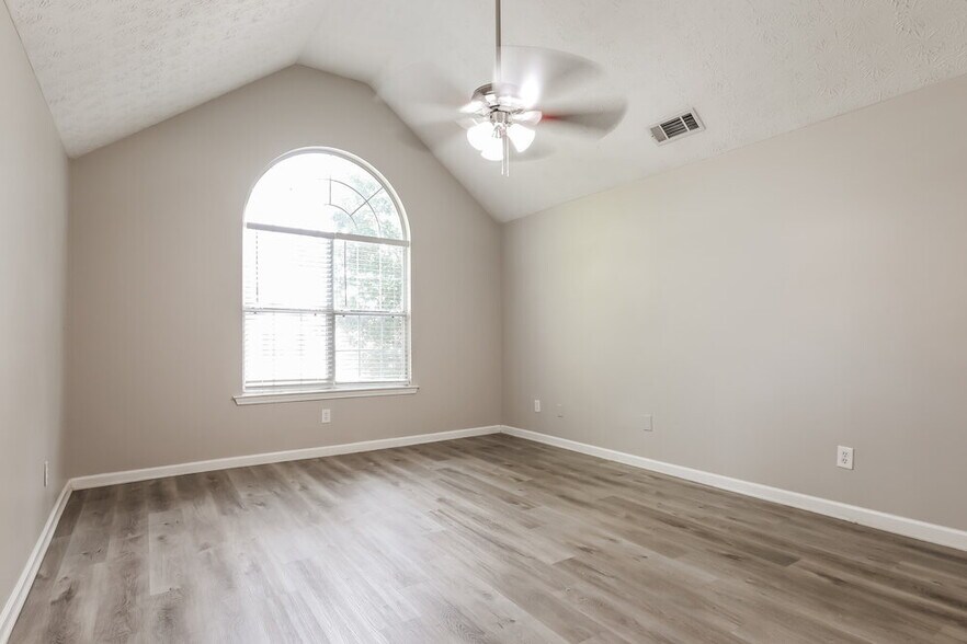 Building Photo - 550 Gardinia Dr