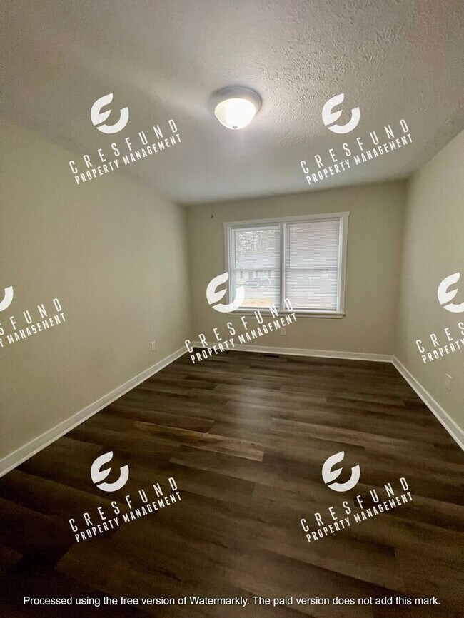 Building Photo - Spacious 1 BR 1 Bath bottom unit