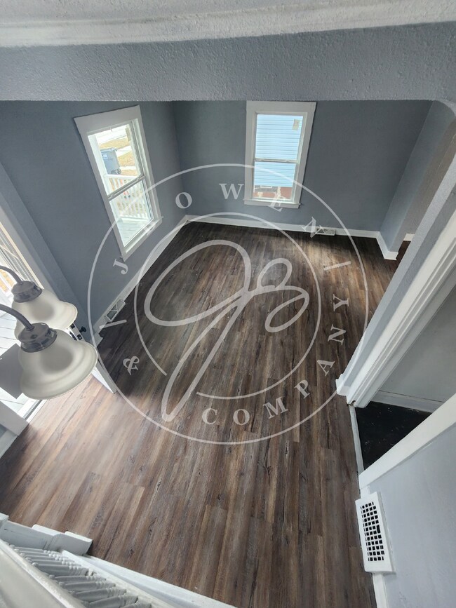 Building Photo - Section 8 accepted! 3 bed 1 bath with lots of space!