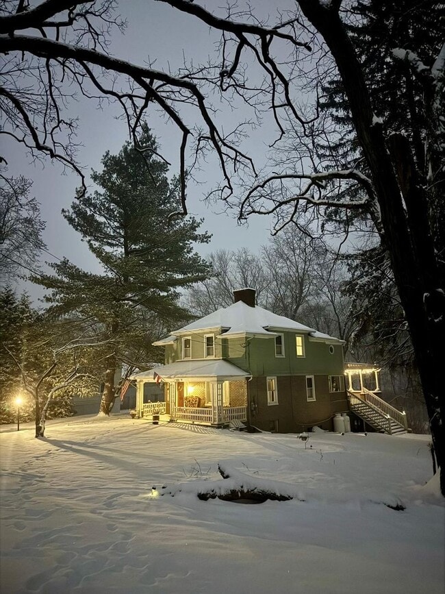Building Photo - Riverfront home in a quiet spot, 3 acres, ...