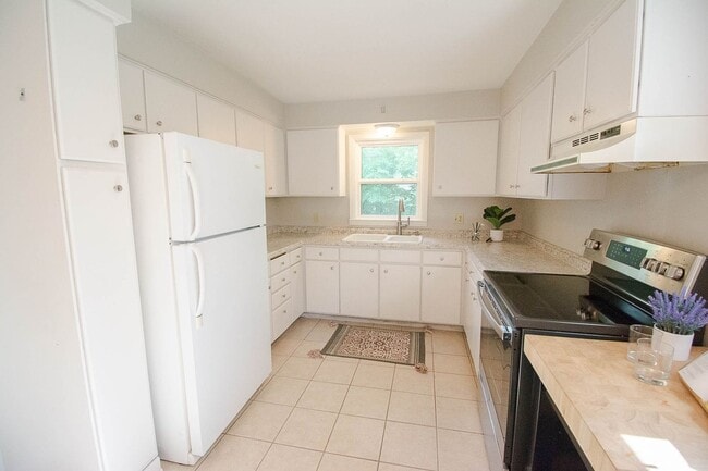 Building Photo - Charming Uptown Ranch-style Home with Private Fenced Backyard