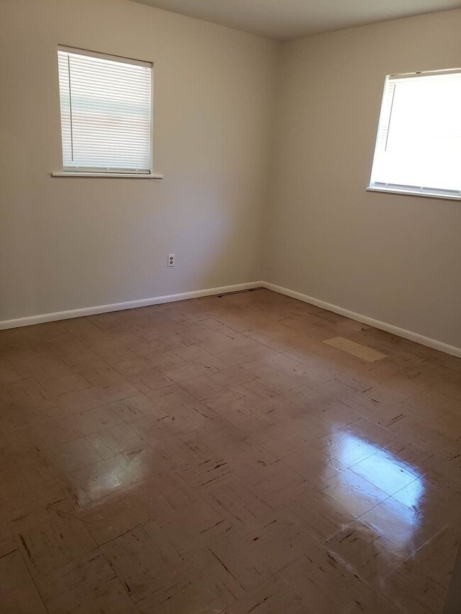 Building Photo - 3 bed 1 bath house with garage