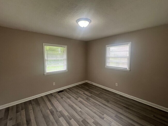 Building Photo - Two bedroom, 1 bath house in Burlington