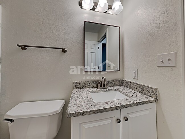 Building Photo - 528 Woodfield Cir