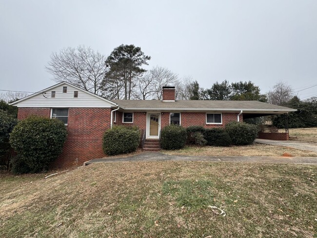 Primary Photo - Brick 3/1.5 bath house with bonus in North...