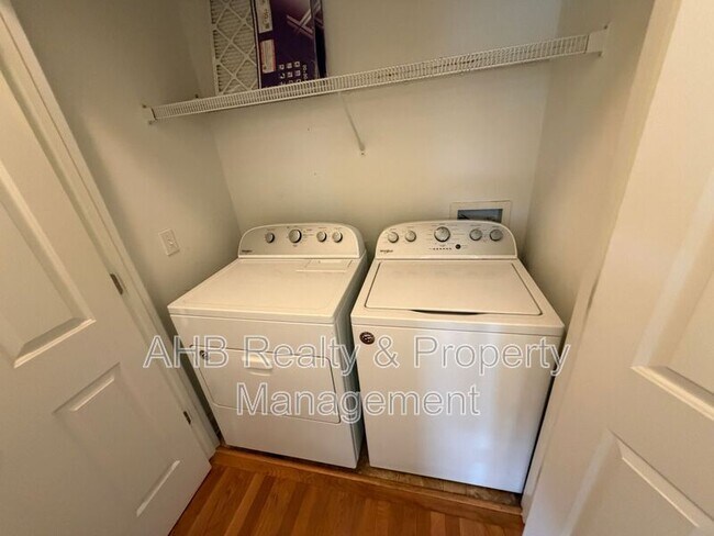 Building Photo - 713 Trail's End Dr