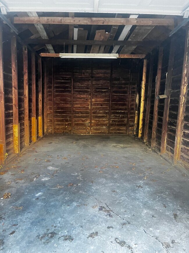 Building Photo - Spacious 3-Bedroom Home for Rent – Comfort...