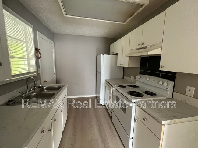 Building Photo - 201 Rosewood Dr