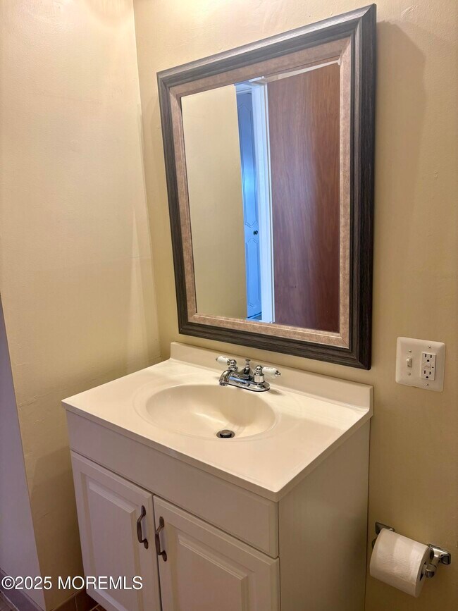 Building Photo - 1021F Aberdeen Dr