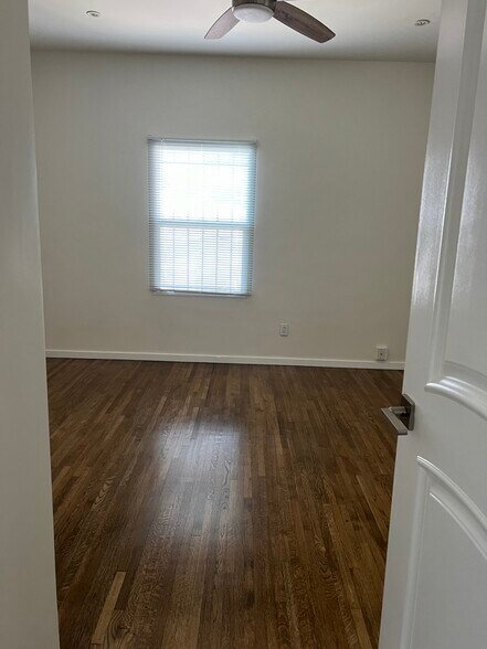 Building Photo - 1049 N Stanley Ave