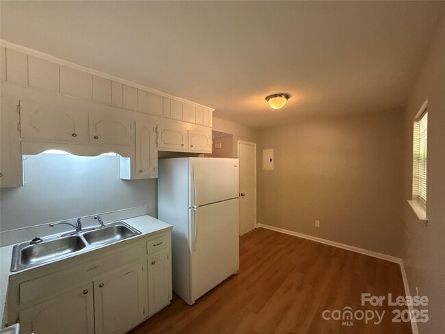 Building Photo - 409 Hawley Ave